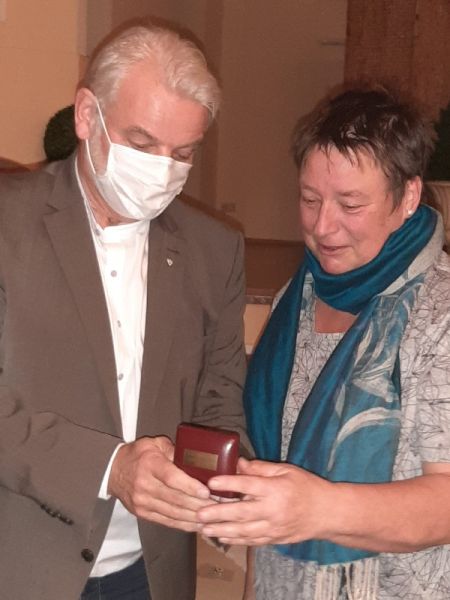 Birk Utermark ehrt Ellen Mesloh mit der Karl-Schulz-Medaille